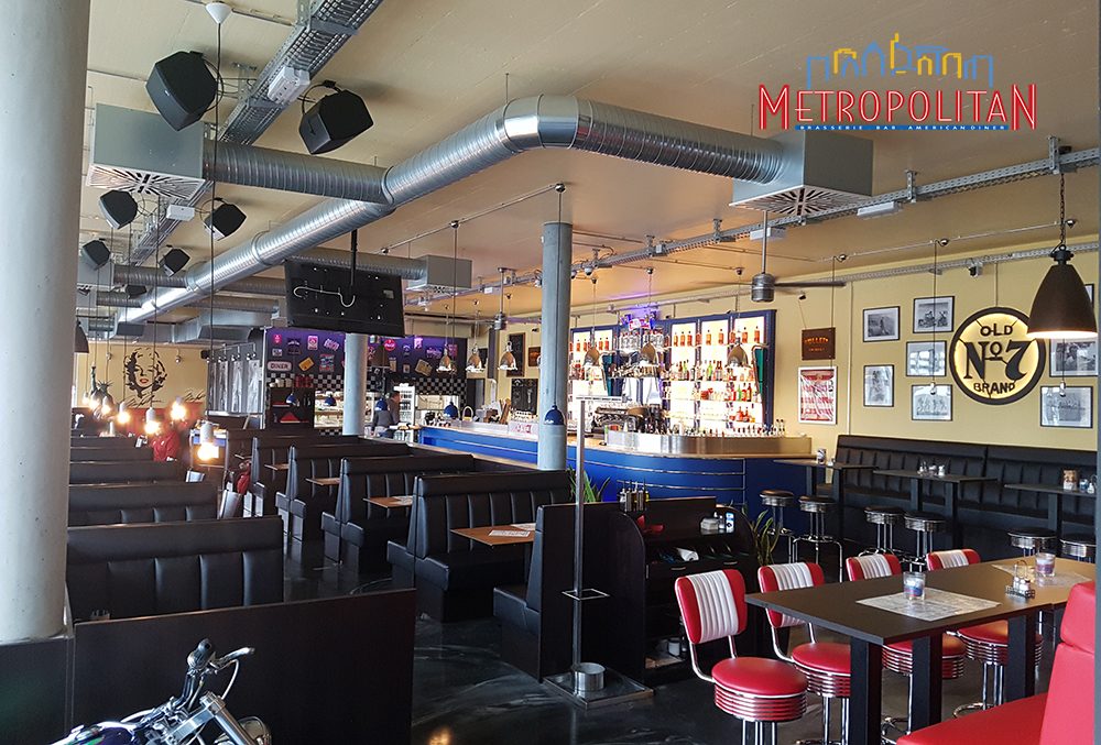 Innenraum des Metropolitan mit Diner-Sitzbänken und Bar