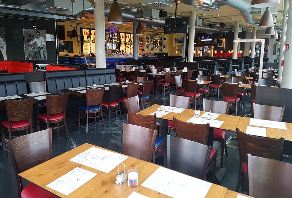 Restaurantbereich mit Tischen und Bar im Traumpalast Leonberg